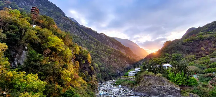 【本來雲層蔽日，但到祥德寺山門前夕陽突然露臉，光影甚美，左邊山頭可見祥德寺的天峰塔。VIVO X80拍。】