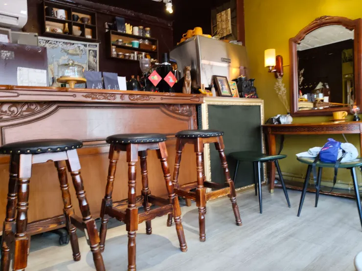 店主說這個吧台的前身是床頭板，再用角鋼架組合起來的