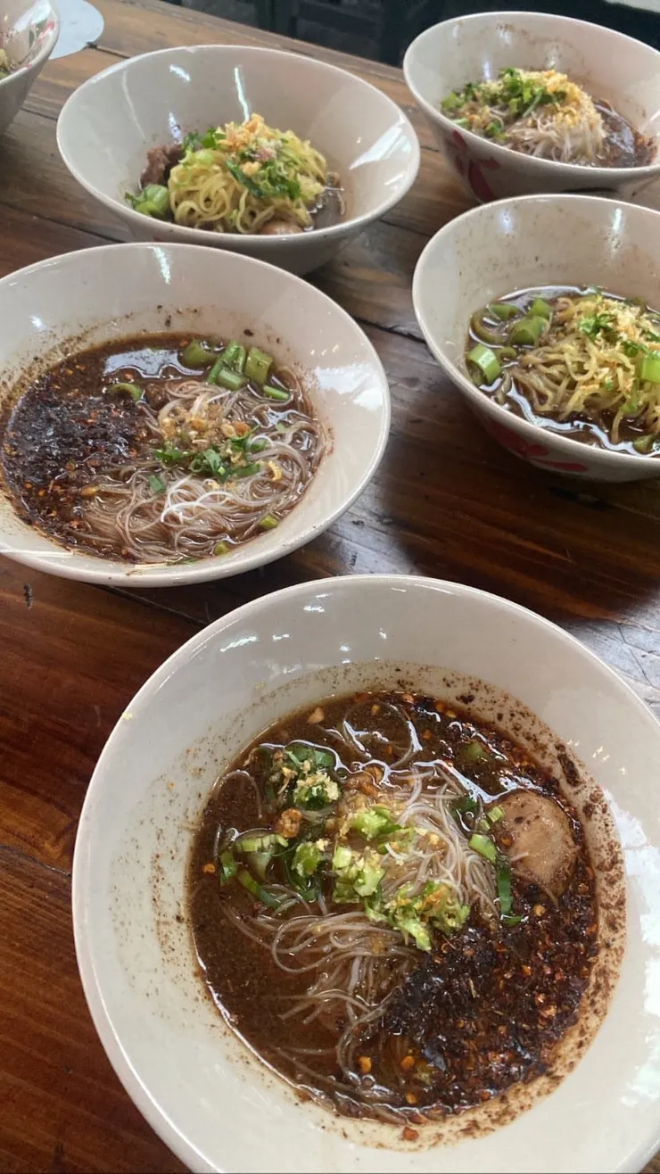 船麵小碗20銖，要多點幾碗才會飽，可以嘗試不同湯頭和麵條