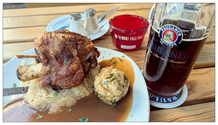 我點了一份德國豬腳+啤酒