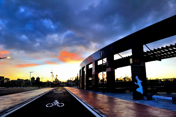 【暮色四合，準備收鏡回家。】