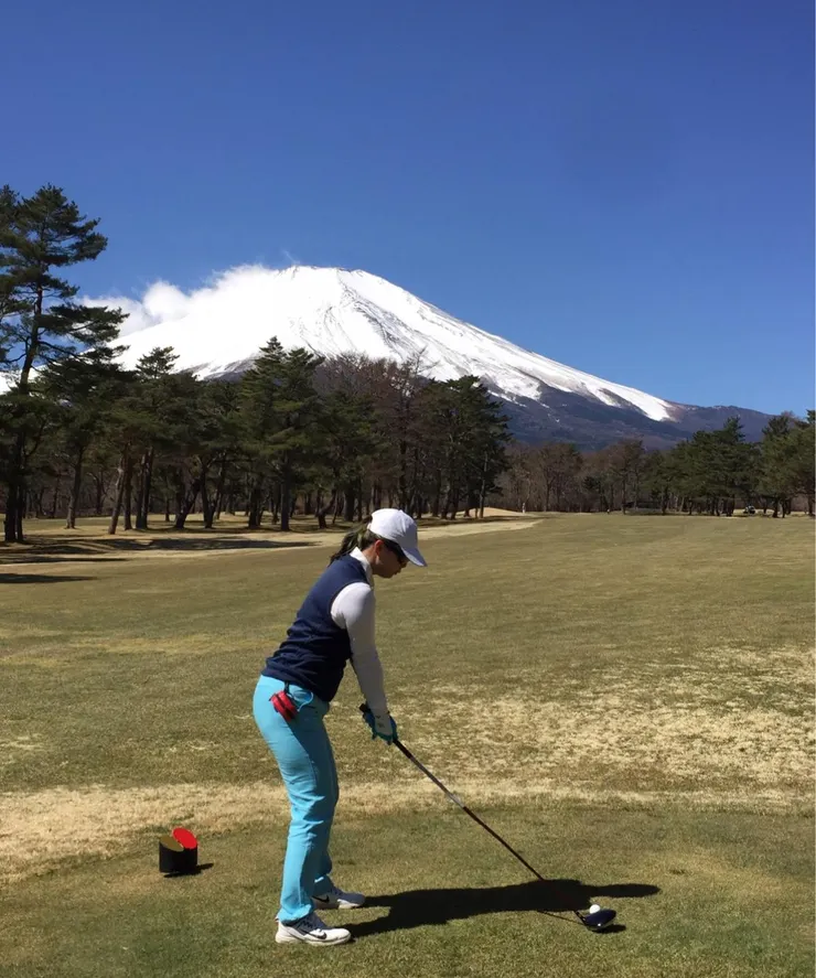 在富士山下打高爾夫
