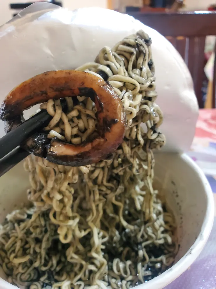 只有兩塊墨魚和麵沒了…