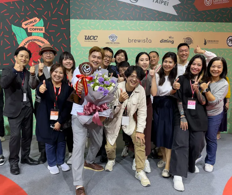 林紹興(持獎盃者)感謝UCC冠軍團隊的支持與鼓勵