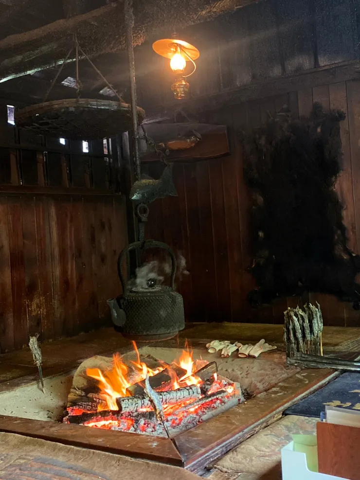 以竹籤串起後放在圍爐旁慢火細烤的岩魚