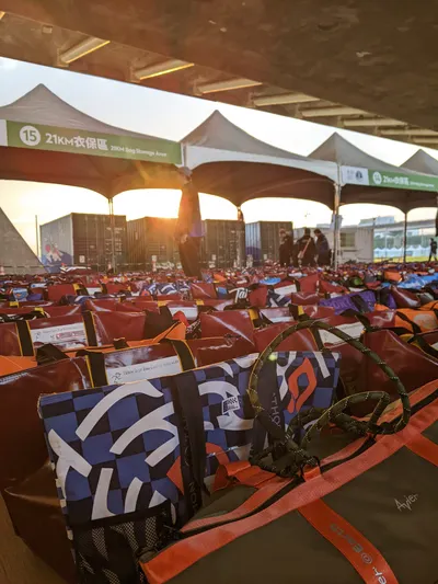 向馬拉松工作人員致敬