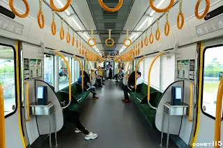 車內一改過去的翻背椅設計，而採用長條椅。
車門邊則預留未來將要啟用的電子票證感應機