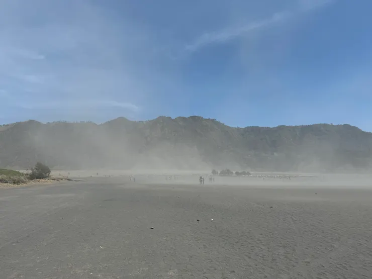 空氣中瀰漫沙塵，全身上下裝備通通進沙