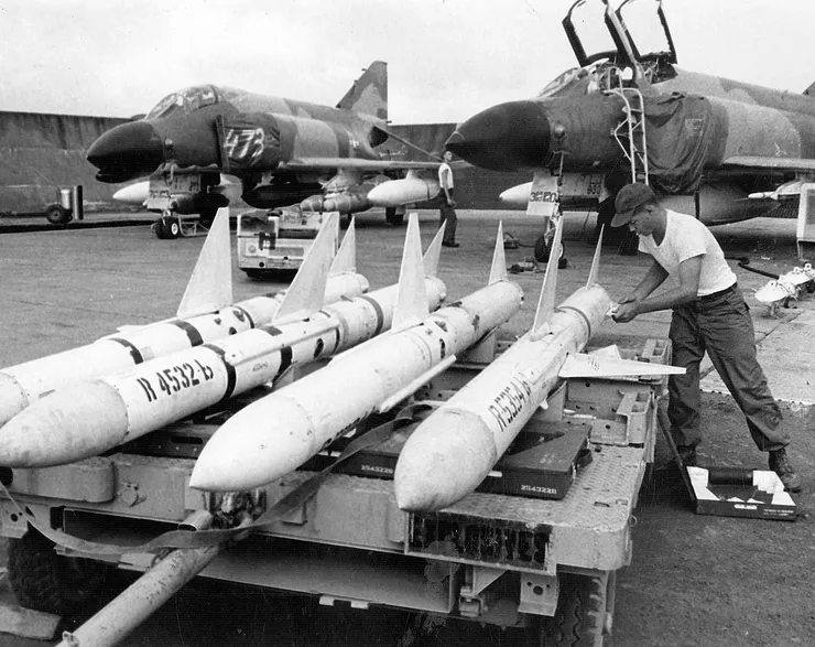 雖然可靠性問題直到此時仍然沒有得到完全解決且操作更繁瑣，但在熟練飛行員手中AIM-7E-2是比AIM-9E更有效的武器，因為射擊包線更大且允許在高過載機動時使用 - 雖然部分原因是AIM-9E性能問題，此時其發射過載限制居然還是停留在B型時的2G；空軍對AIM-9E的不滿甚至嚴重到他們請求過海軍提供更為成功的AIM-9G，只是因為海軍發射系統與空軍差異太大，空軍還是放棄使用AIM-9G，轉而發展更深度的改良版AIM-9J。