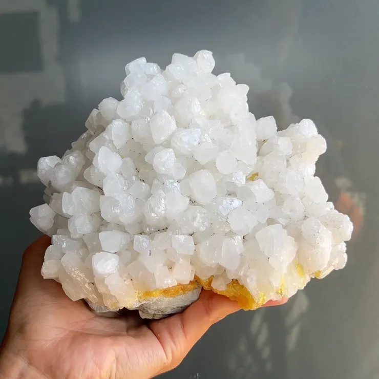 粗大的簇形天青石標本，此標本十分巨大很適合做居家擺件。