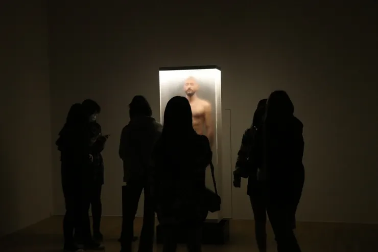 觀看者、雕塑與場域間的關係形成一種有趣的畫面。(攝影/墨子卿)