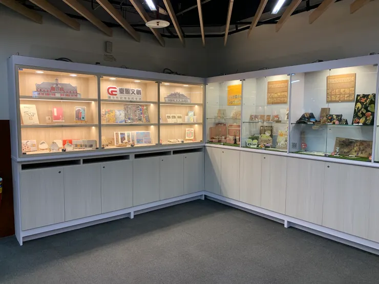 展示櫥窗，精緻地小物很好看！