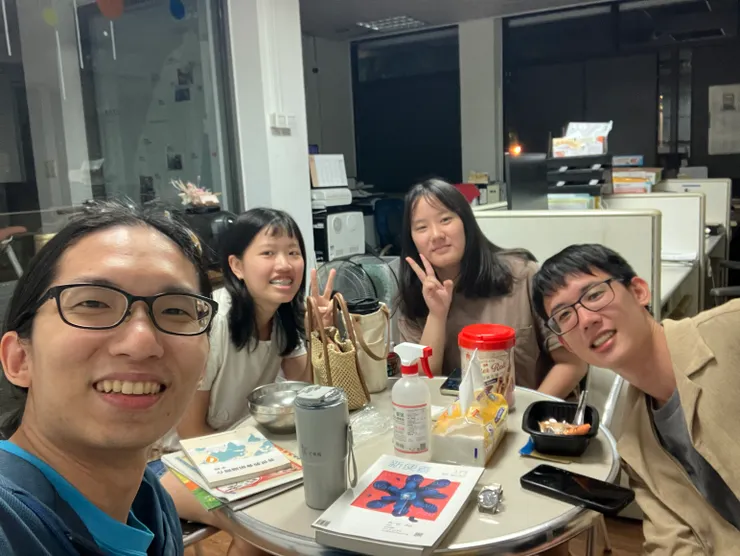 圖說｜這是今年 TNSCM 學生大使訓練第一天晚上，可愛的學生們「強迫」我當場開設「普世合一運動歷史與理念」及「本土神學及信仰光譜辨別」講座後，在跨日深夜十二點半散會之際的自拍照。或許，這就是批西踢大專宣教工作的未來圖像，他們（或，我們？）都來自不同團契、院校、科系、宗教背景，卻在 TNSCM 相遇，do the theological。