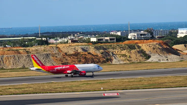 這是泰越捷的空中巴士A320型窄體單走道客機!機鼻可以看到泰國國旗!