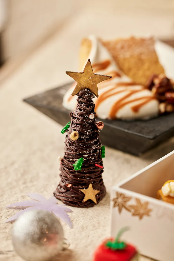立體 巧克力聖誕樹 以法芙娜加勒比 66% 巧克力打造,勾勒節慶華麗氛圍。