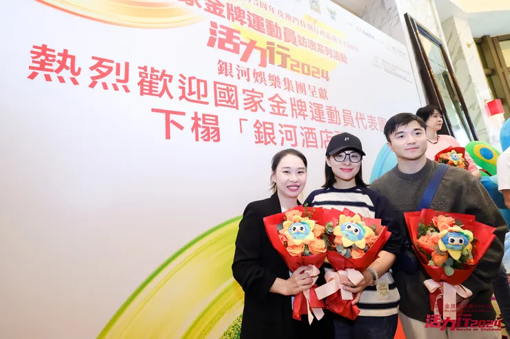 李珊珊(左)、劉璇(中)、劉洋(右)三位體操運動員合照留念