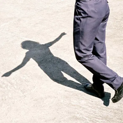 十字路口曬太陽的沙龍