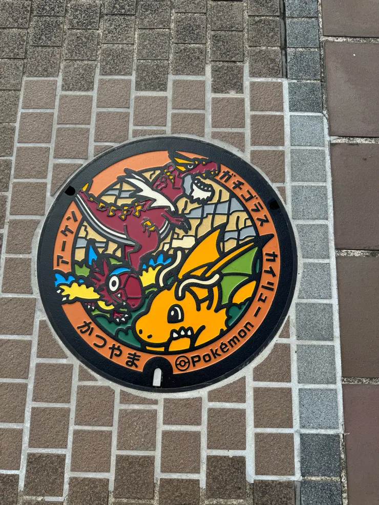 勝山站門口也有寶可夢的水溝蓋，福井代表就是快龍
