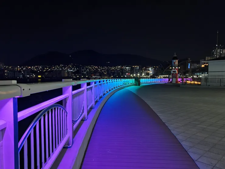 往扎嘎其（자갈치）、忠武洞（충무동）的方向看，欄杆有彩虹跑馬燈。