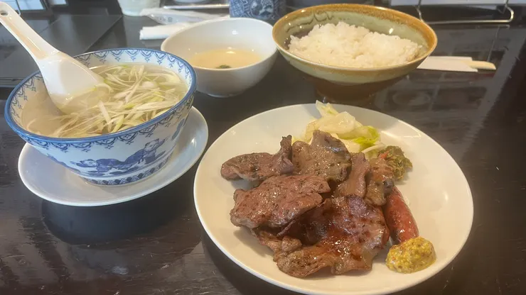 用不到2000日圓就能吃到牛舌套餐。