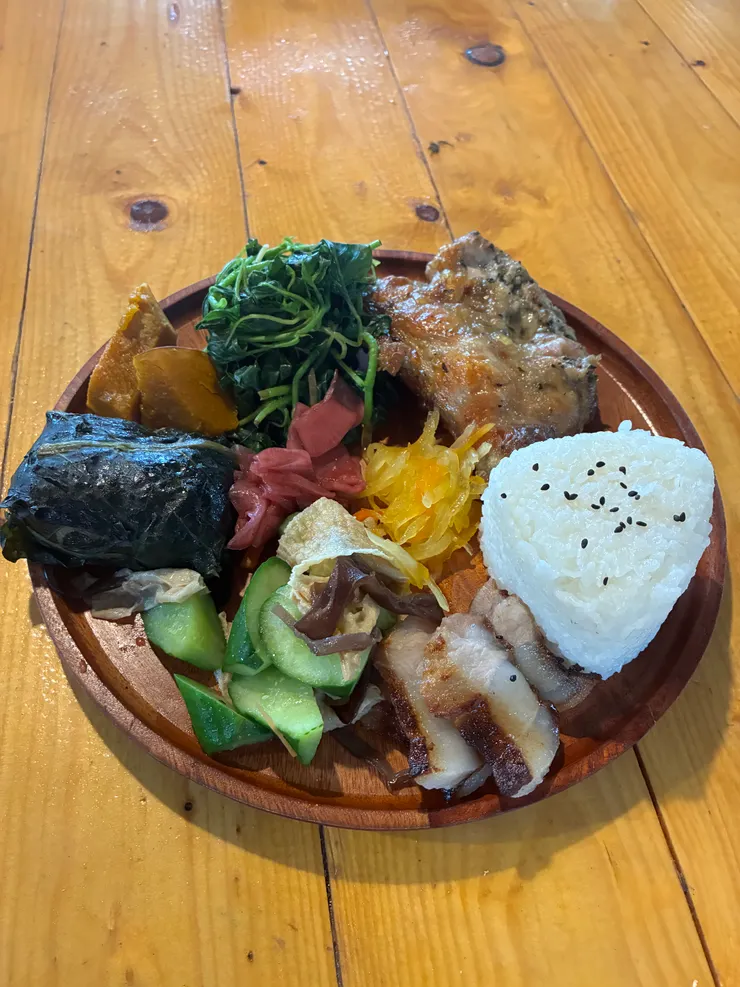 野菜部落餐（那坨綠色方塊就是阿粨）