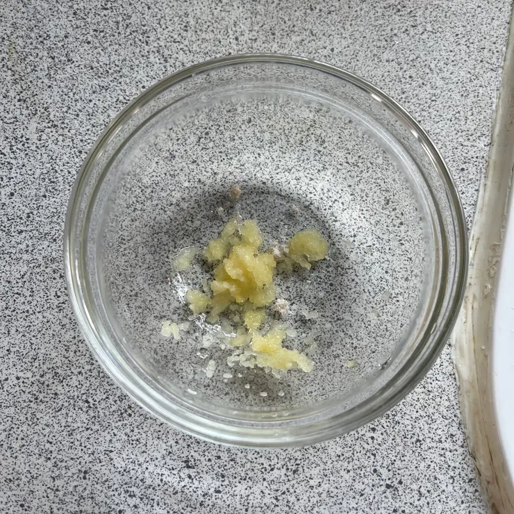 我是用壓蒜器壓的,方便快速