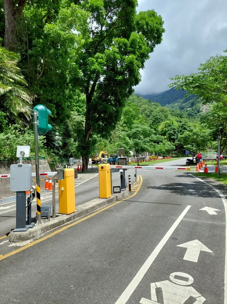 一旁停車場