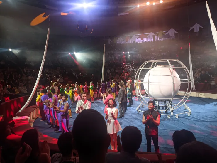 馬戲團目前的方針是減少動物的表演，但還是有狗狗和鳥的表演喔，由畫面前面兩位白衣服的表演者負責