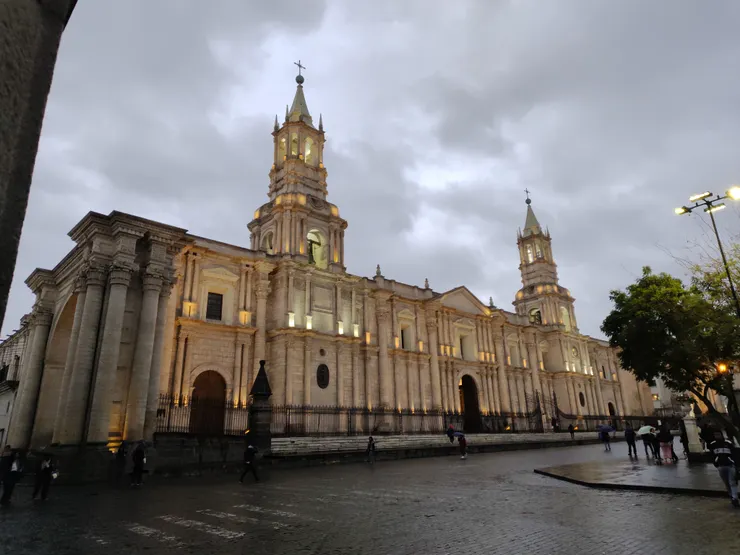 夜間點燈的Basilica Cathedral of Arequipa