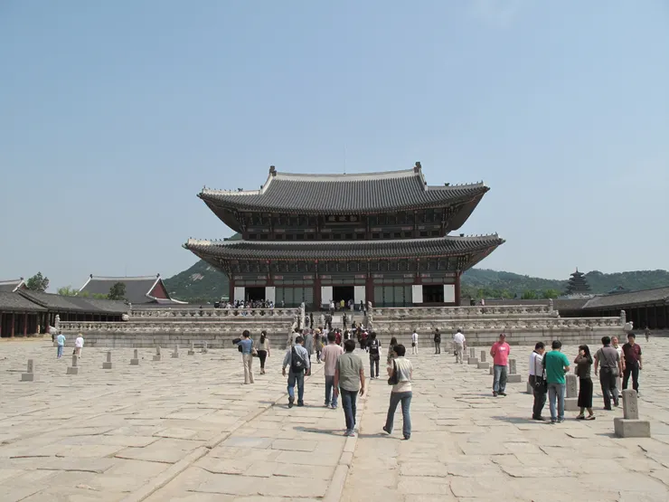 勤政殿也被稱為「法殿」，是朝鮮國君舉行與中國有關的禮儀，以及朝鮮本國的朝賀儀式、王世子冠禮、國王納妃禮、冊王世子禮、王世子納嬪禮，以及召開養老宴、飲福宴等宮廷宴會的地方