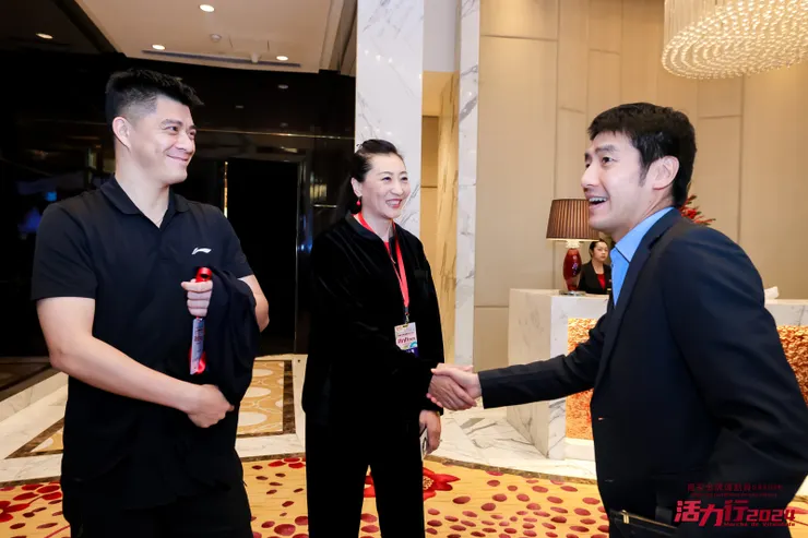 澳區省級政協委員聯誼會會長馬志成(右)與羽毛球運動員張寧(中)及傅海峰(左)握手