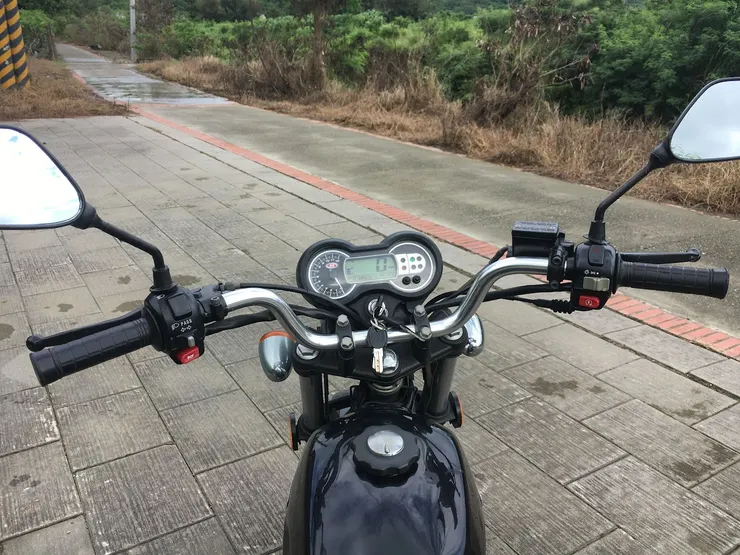 我很抱歉把他的車子騎到撞進泥巴中。