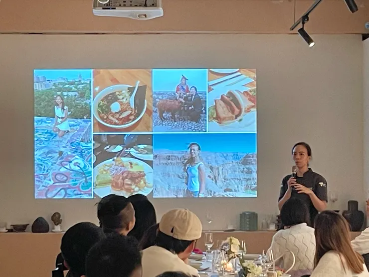 本次的活動由THE STUDIO的共同創辦人Jessica打頭陣，Jessica分享了她從科技業到餐飲業之間轉換職涯的過程，以及她的創業心路歷程。(圖源/作者自攝)