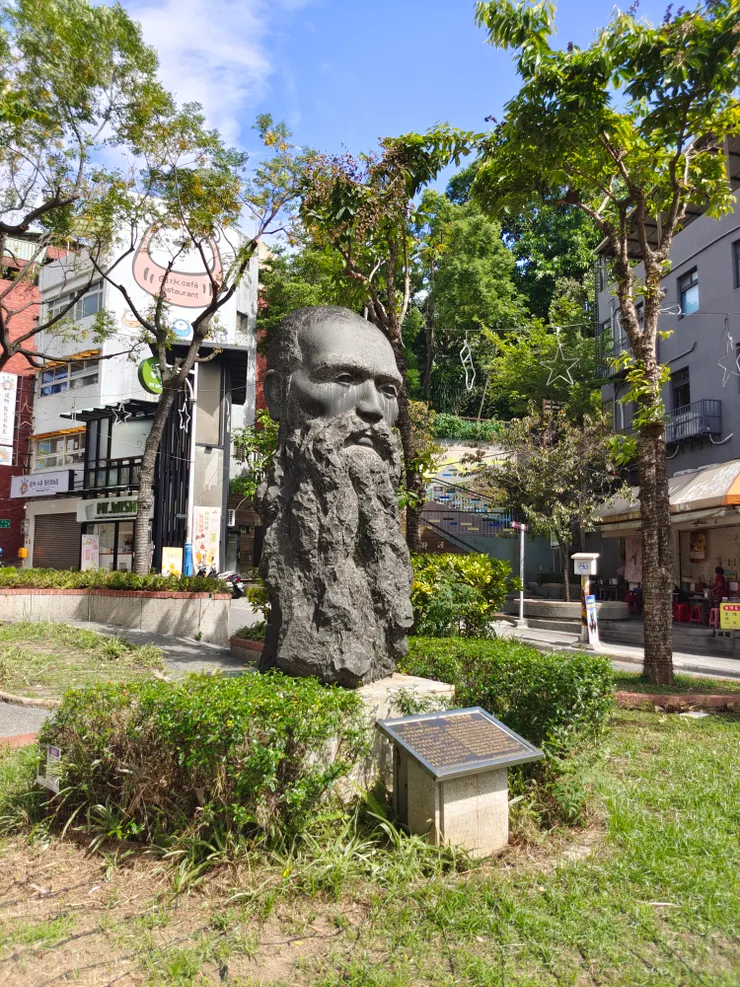 老街尾端的馬偕銅像。