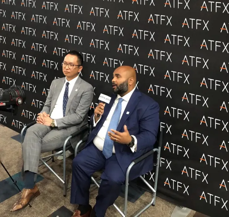 ATFX集團主席Joe Li（左一）和首席商務官Siju Daniel（右一）接受媒體採訪