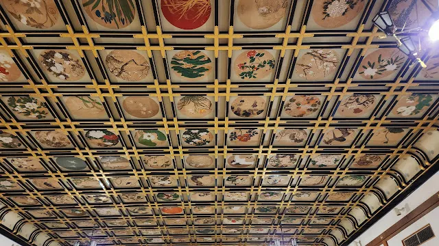 天花板據說有 230 多張特色繪畫，不過仰望許久脖子挺痠的🥴