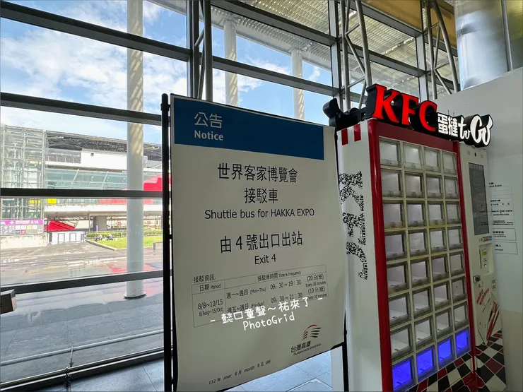 由出口6步出高鐵桃園站，就是桃園捷運(機捷)。照片左方為電梯上二樓搭車。