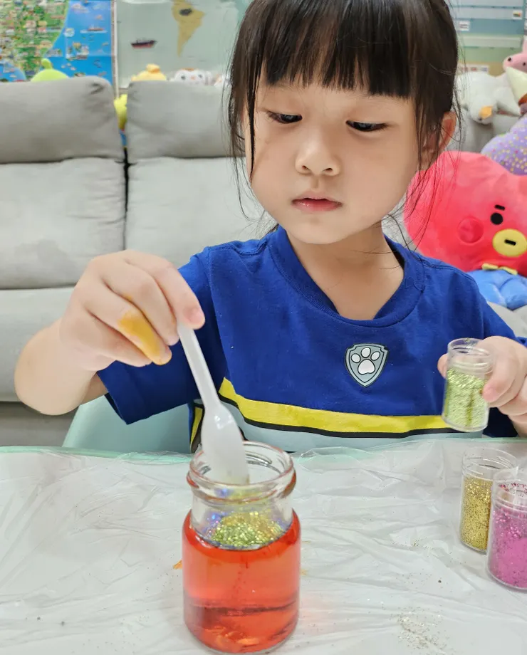 步驟4：在瓶子中加入亮粉