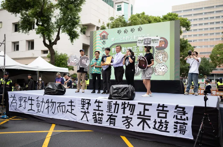 國民黨立委代表黨團接受陳情書。 不過他真的走得太快,也沒有致詞,所以我忘記他的名字了...但也感謝委員的關心!