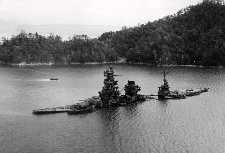 日向號沉沒在淺水中