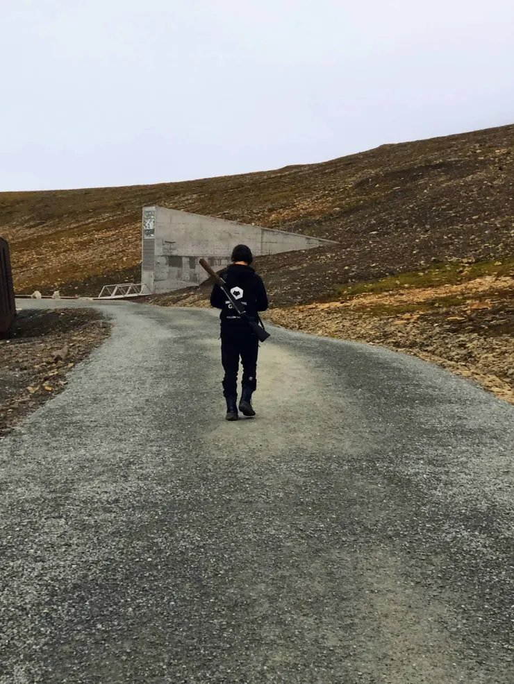 荷槍實彈的嚮導，只要離開車子，就會背著槍，保護我們。