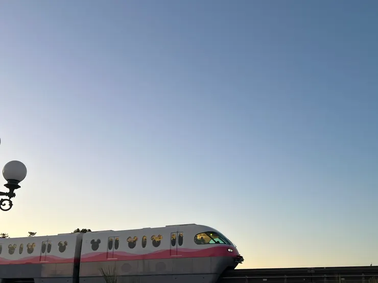 迎著晨曦的迪士尼電車