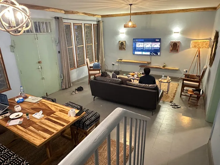 寬敞的客廳和餐桌，藍芽喇叭放下輕音樂，大家都可以各自放鬆