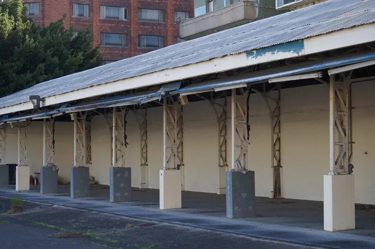 車庫大跨度的鐵桁架結構（2021年。筆者友人提供）