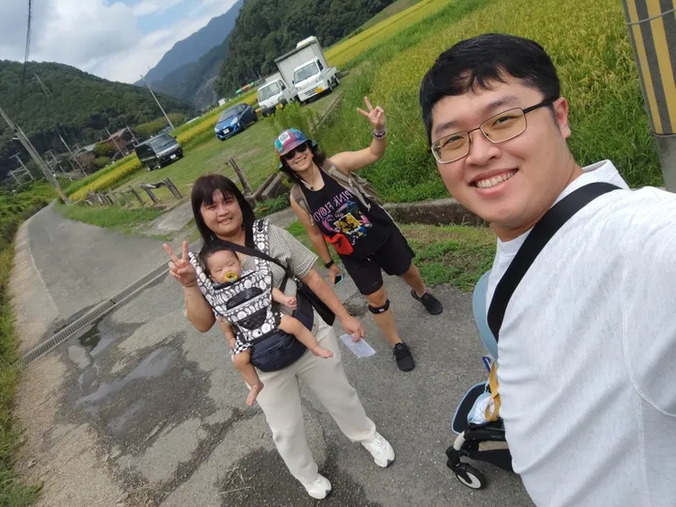 難得珍豬有精神，所以就媽咪背著😄