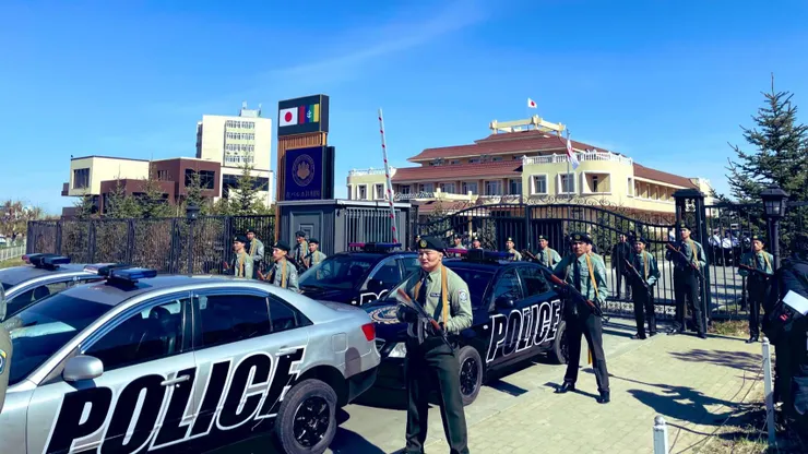 數不清的巴爾卡警察團團包圍了日本大使館