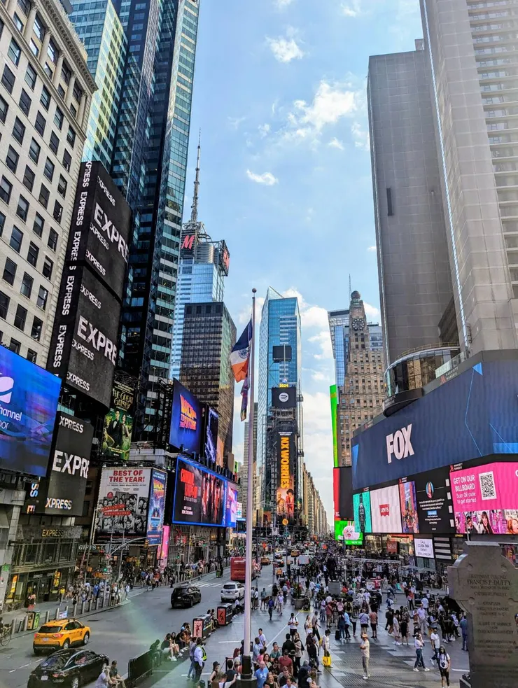 終於到了電影裡的時代廣場了