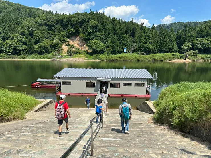 今年的水位真的爆低，都到乘船處的最底端了