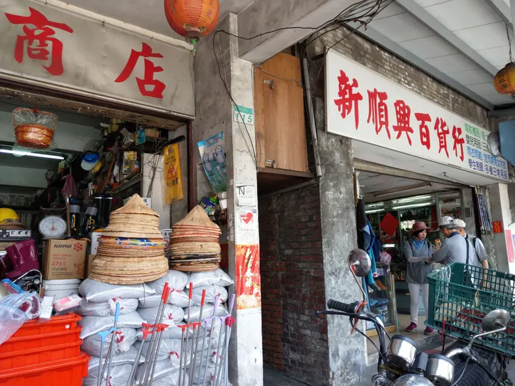 兩家店之間,有一條漆黑的摸乳巷