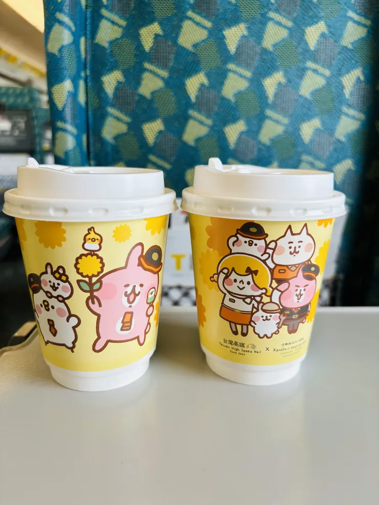 推車販售的飲品還有特別的杯子，真的是太可愛啦！